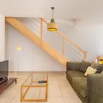 Maison Moderne Et Spacieuse Avec Jardin A *