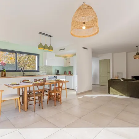 Maison Moderne Et Spacieuse Avec Jardin A Nyaraló