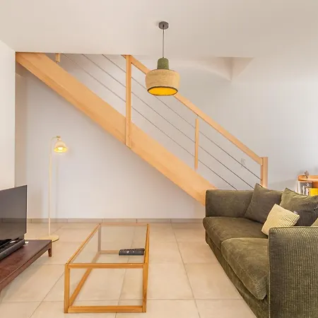 Maison Moderne Et Spacieuse Avec Jardin A *