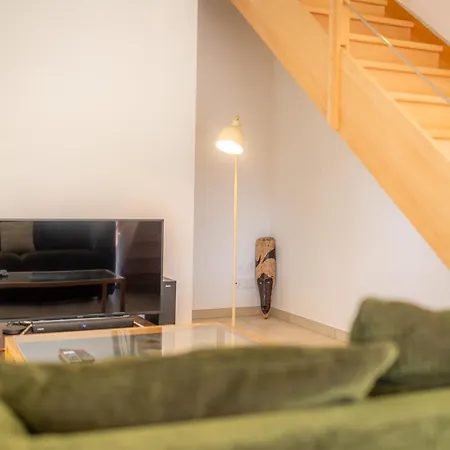 Maison Moderne Et Spacieuse Avec Jardin A *