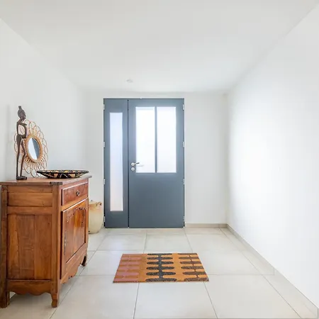 Maison Moderne Et Spacieuse Avec Jardin A *