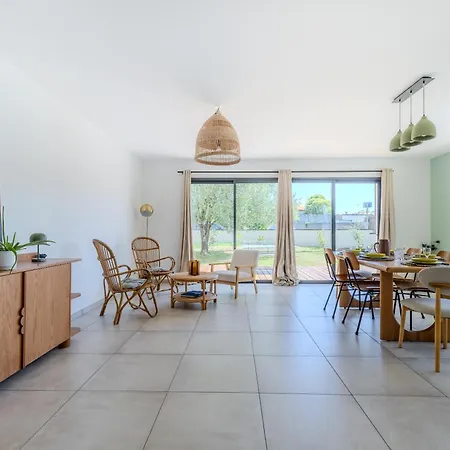 Maison Moderne Et Spacieuse Avec Jardin A *