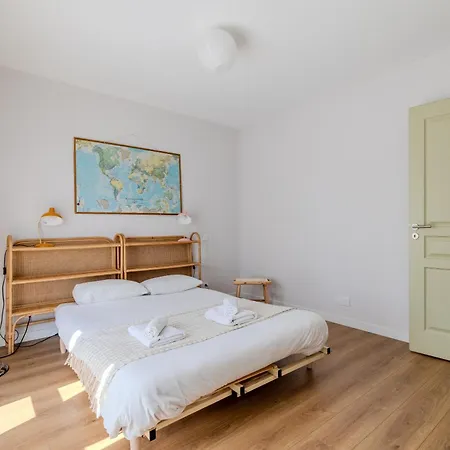 Maison Moderne Et Spacieuse Avec Jardin A *