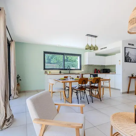 Maison Moderne Et Spacieuse Avec Jardin A