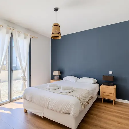 Maison Moderne Et Spacieuse Avec Jardin A *