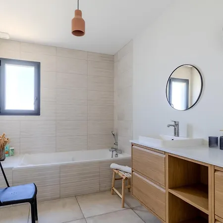 Maison Moderne Et Spacieuse Avec Jardin A