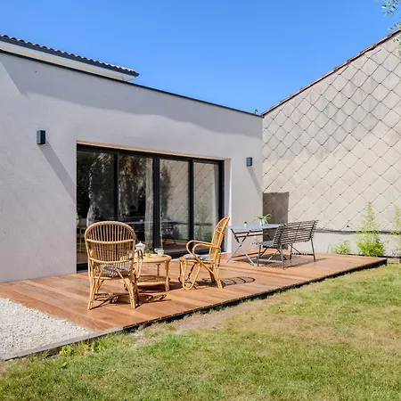 Maison Moderne Et Spacieuse Avec Jardin A *
