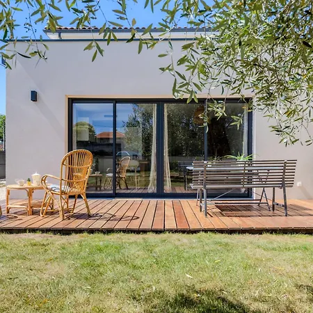 Maison Moderne Et Spacieuse Avec Jardin A *