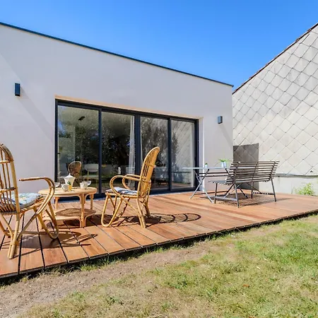 Maison Moderne Et Spacieuse Avec Jardin A