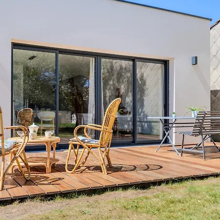 Maison Moderne Et Spacieuse Avec Jardin A *