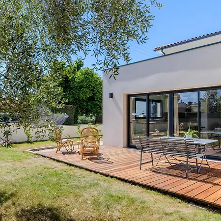 Maison Moderne Et Spacieuse Avec Jardin A
