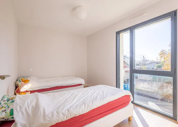 Maison Moderne Et Spacieuse Avec Jardin A